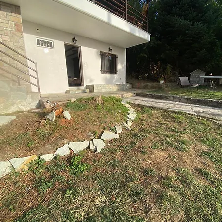 To της λίμνης 2 Guest house 3*