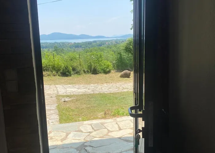 To της λίμνης 2 بيت ضيافة